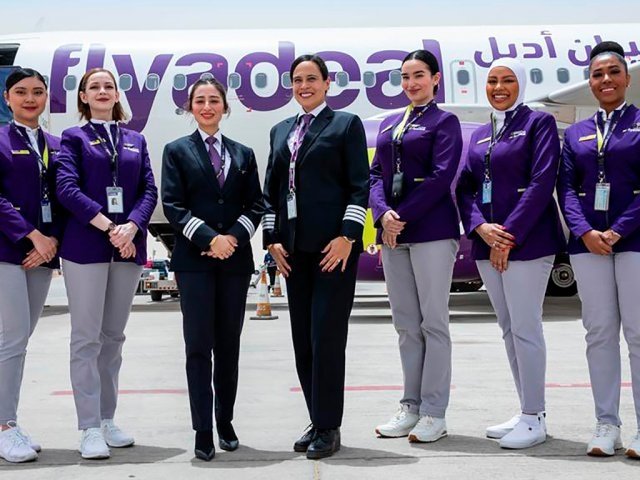 La primera aerolinea saudita con tripulación femenina