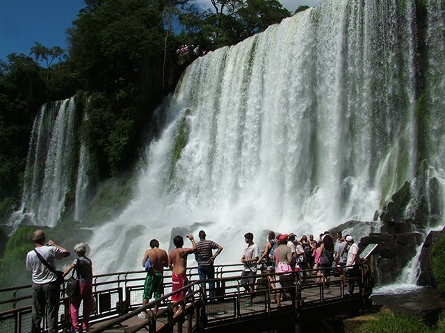 Datos históricos sobre Puerto Iguazú, un destino turístico singular.